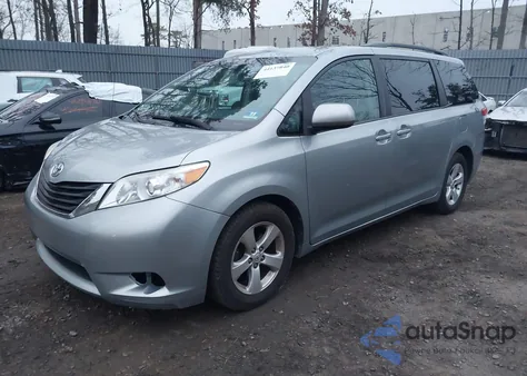 2014 Toyota Sienna Le V6 8 Passenger z USA, uszkodzony, nr VIN 5TDKK3DC1ES465531